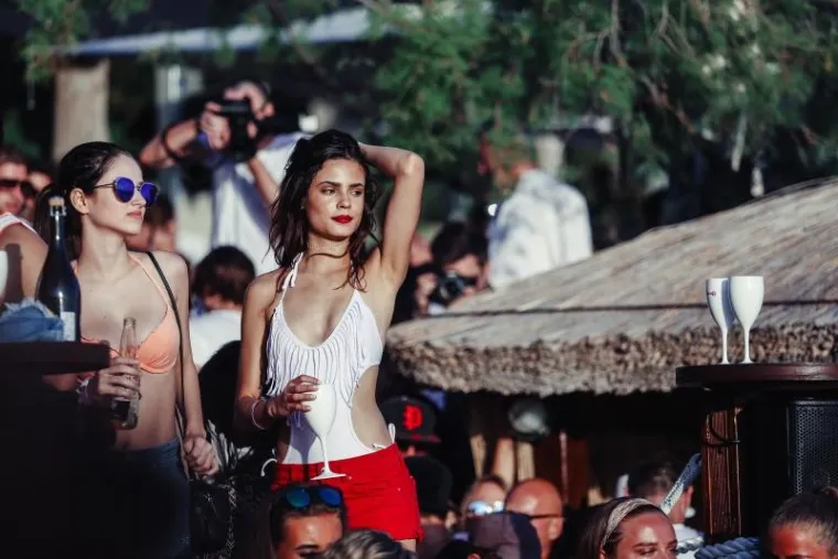 HVAR OKUPIRALE LJEPOTICE: Seksi djevojke iz cijeloga svijeta opustile se uz koju ča&scaron;icu vi&scaron;e i pokazale sve svoje draži