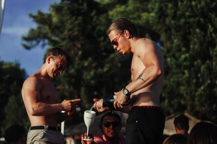 HVAR OKUPIRALE LJEPOTICE: Seksi djevojke iz cijeloga svijeta opustile se uz koju ča&scaron;icu vi&scaron;e i pokazale sve svoje draži