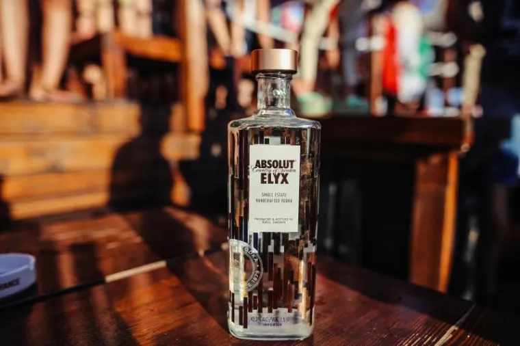 HVAR OKUPIRALE LJEPOTICE: Seksi djevojke iz cijeloga svijeta opustile se uz koju ča&scaron;icu vi&scaron;e i pokazale sve svoje draži