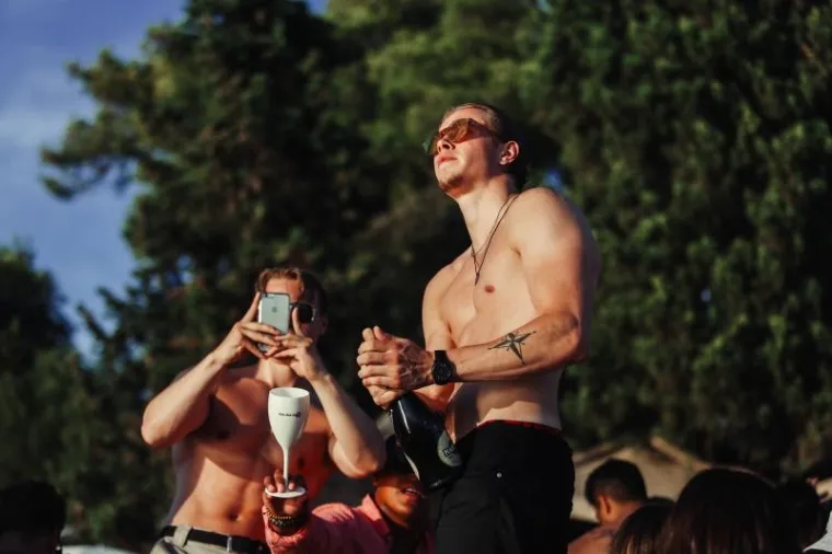 HVAR OKUPIRALE LJEPOTICE: Seksi djevojke iz cijeloga svijeta opustile se uz koju ča&scaron;icu vi&scaron;e i pokazale sve svoje draži