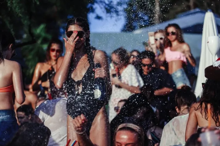 HVAR OKUPIRALE LJEPOTICE: Seksi djevojke iz cijeloga svijeta opustile se uz koju ča&scaron;icu vi&scaron;e i pokazale sve svoje draži