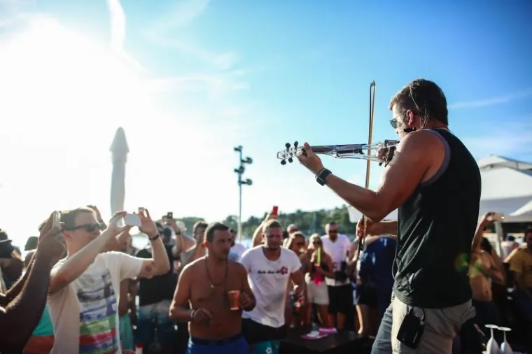 HVAR OKUPIRALE LJEPOTICE: Seksi djevojke iz cijeloga svijeta opustile se uz koju ča&scaron;icu vi&scaron;e i pokazale sve svoje draži