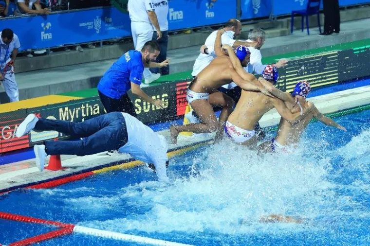 POKISLI MAĐARI I EUFORIČNE BARAKUDE: Pogledajte kako su na&scaron;i vaterpolisti proslavili povijesnu pobjedu