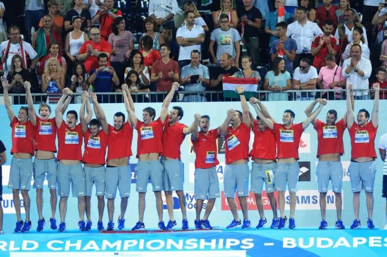 POKISLI MAĐARI I EUFORIČNE BARAKUDE: Pogledajte kako su na&scaron;i vaterpolisti proslavili povijesnu pobjedu