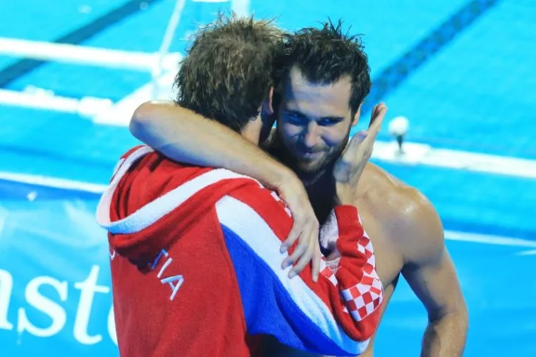 POKISLI MAĐARI I EUFORIČNE BARAKUDE: Pogledajte kako su na&scaron;i vaterpolisti proslavili povijesnu pobjedu