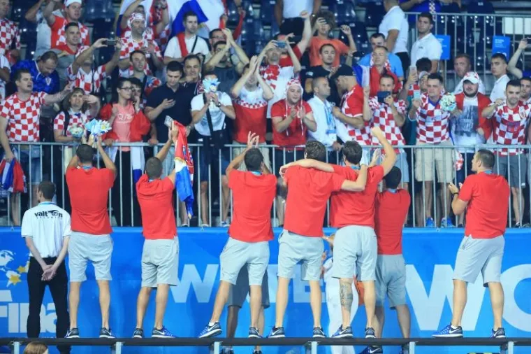 POKISLI MAĐARI I EUFORIČNE BARAKUDE: Pogledajte kako su na&scaron;i vaterpolisti proslavili povijesnu pobjedu