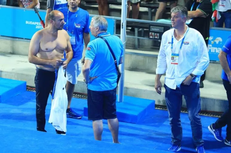 POKISLI MAĐARI I EUFORIČNE BARAKUDE: Pogledajte kako su na&scaron;i vaterpolisti proslavili povijesnu pobjedu