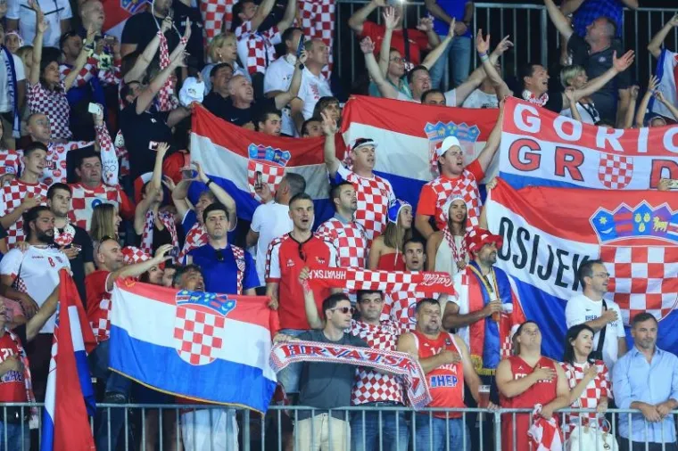 POKISLI MAĐARI I EUFORIČNE BARAKUDE: Pogledajte kako su na&scaron;i vaterpolisti proslavili povijesnu pobjedu