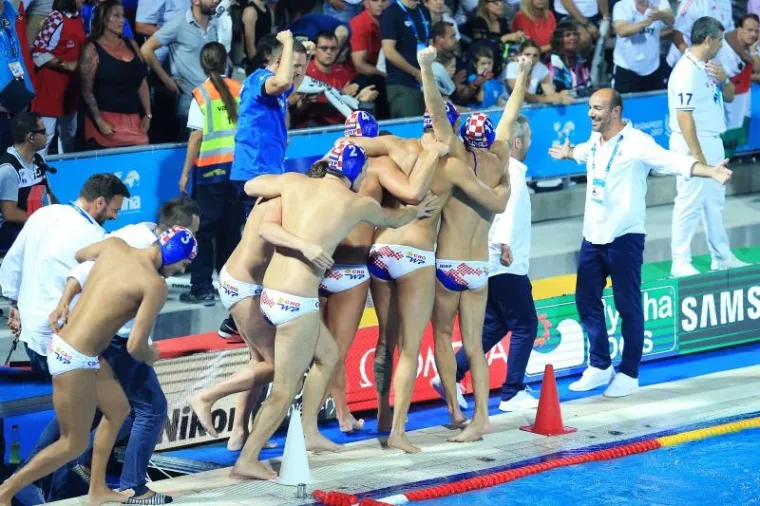 POKISLI MAĐARI I EUFORIČNE BARAKUDE: Pogledajte kako su na&scaron;i vaterpolisti proslavili povijesnu pobjedu