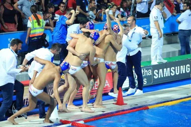 POKISLI MAĐARI I EUFORIČNE BARAKUDE: Pogledajte kako su na&scaron;i vaterpolisti proslavili povijesnu pobjedu