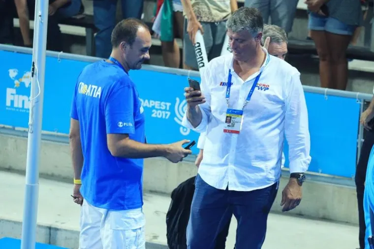 POKISLI MAĐARI I EUFORIČNE BARAKUDE: Pogledajte kako su na&scaron;i vaterpolisti proslavili povijesnu pobjedu