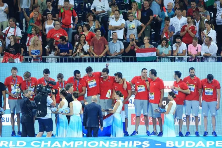 POKISLI MAĐARI I EUFORIČNE BARAKUDE: Pogledajte kako su na&scaron;i vaterpolisti proslavili povijesnu pobjedu