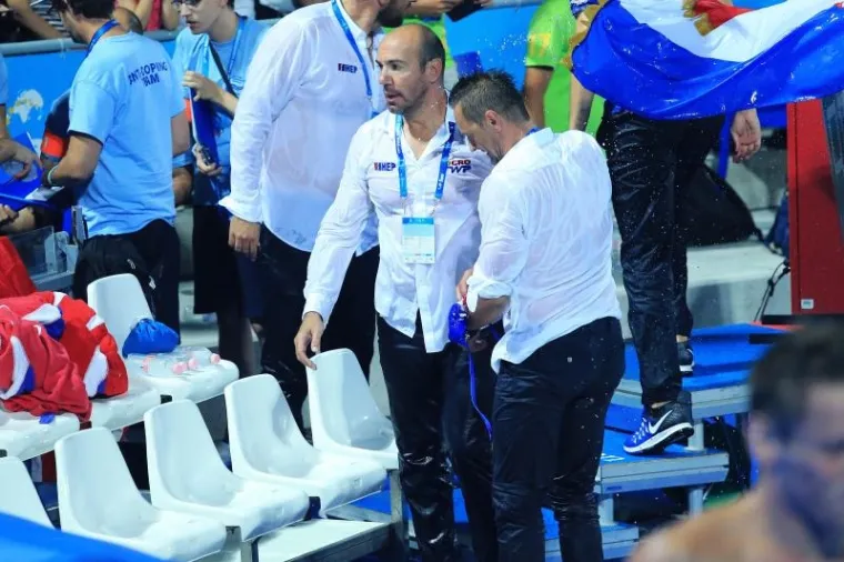 POKISLI MAĐARI I EUFORIČNE BARAKUDE: Pogledajte kako su na&scaron;i vaterpolisti proslavili povijesnu pobjedu