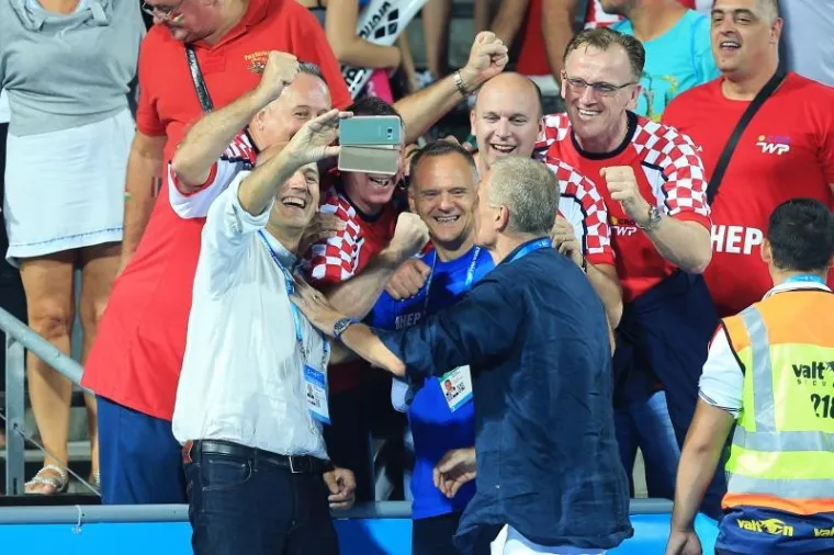 POKISLI MAĐARI I EUFORIČNE BARAKUDE: Pogledajte kako su na&scaron;i vaterpolisti proslavili povijesnu pobjedu