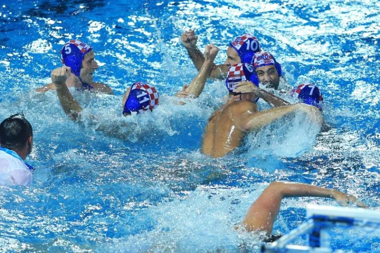 POKISLI MAĐARI I EUFORIČNE BARAKUDE: Pogledajte kako su na&scaron;i vaterpolisti proslavili povijesnu pobjedu