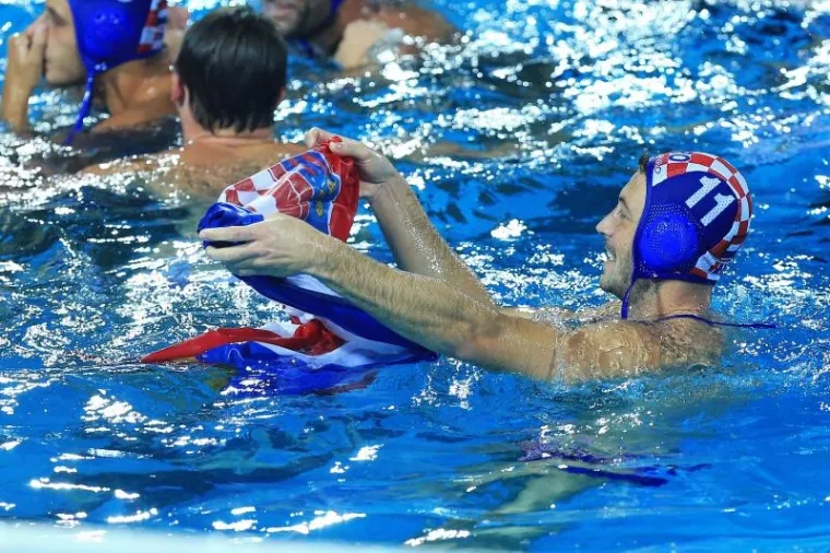 POKISLI MAĐARI I EUFORIČNE BARAKUDE: Pogledajte kako su na&scaron;i vaterpolisti proslavili povijesnu pobjedu