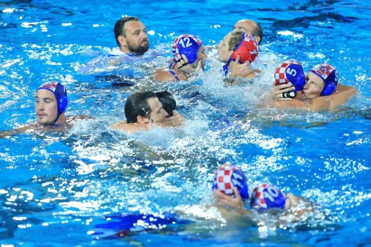 POKISLI MAĐARI I EUFORIČNE BARAKUDE: Pogledajte kako su na&scaron;i vaterpolisti proslavili povijesnu pobjedu