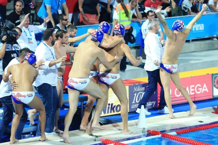 POKISLI MAĐARI I EUFORIČNE BARAKUDE: Pogledajte kako su na&scaron;i vaterpolisti proslavili povijesnu pobjedu