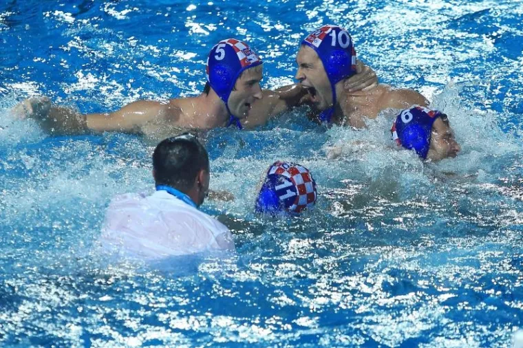 POKISLI MAĐARI I EUFORIČNE BARAKUDE: Pogledajte kako su na&scaron;i vaterpolisti proslavili povijesnu pobjedu