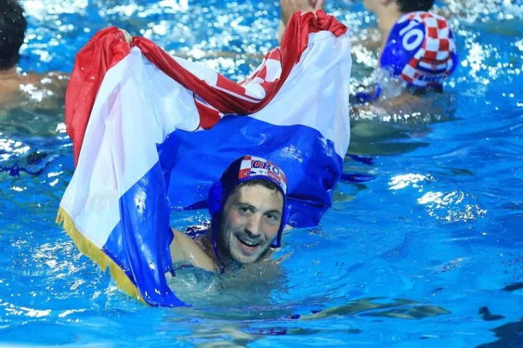 POKISLI MAĐARI I EUFORIČNE BARAKUDE: Pogledajte kako su na&scaron;i vaterpolisti proslavili povijesnu pobjedu