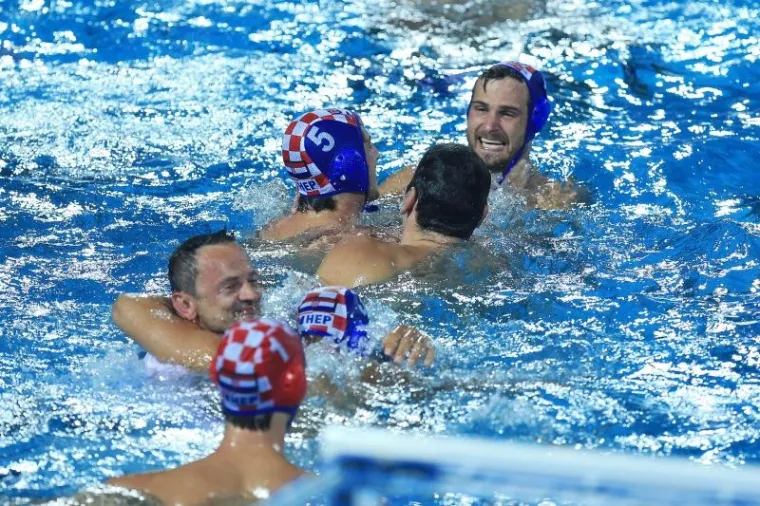 POKISLI MAĐARI I EUFORIČNE BARAKUDE: Pogledajte kako su na&scaron;i vaterpolisti proslavili povijesnu pobjedu