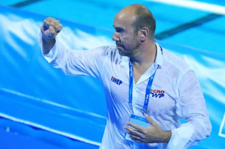 POKISLI MAĐARI I EUFORIČNE BARAKUDE: Pogledajte kako su na&scaron;i vaterpolisti proslavili povijesnu pobjedu