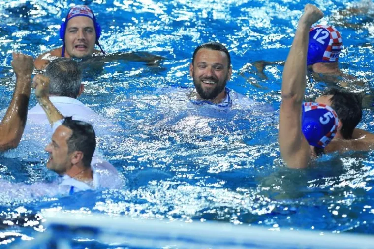 POKISLI MAĐARI I EUFORIČNE BARAKUDE: Pogledajte kako su na&scaron;i vaterpolisti proslavili povijesnu pobjedu