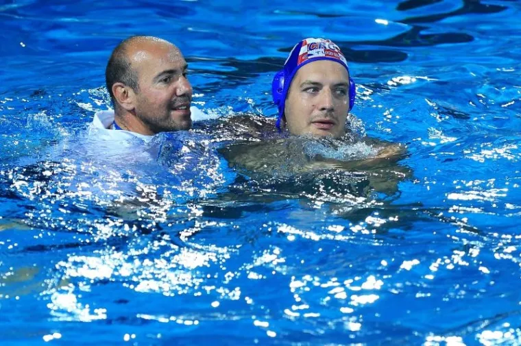 POKISLI MAĐARI I EUFORIČNE BARAKUDE: Pogledajte kako su na&scaron;i vaterpolisti proslavili povijesnu pobjedu