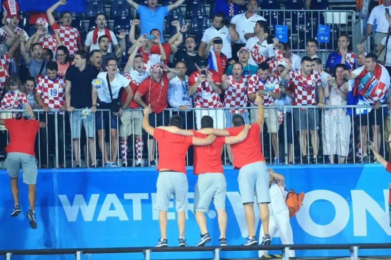 POKISLI MAĐARI I EUFORIČNE BARAKUDE: Pogledajte kako su na&scaron;i vaterpolisti proslavili povijesnu pobjedu