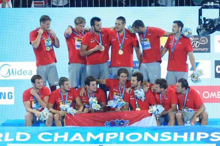 POKISLI MAĐARI I EUFORIČNE BARAKUDE: Pogledajte kako su na&scaron;i vaterpolisti proslavili povijesnu pobjedu