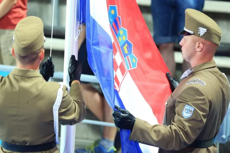 POKISLI MAĐARI I EUFORIČNE BARAKUDE: Pogledajte kako su na&scaron;i vaterpolisti proslavili povijesnu pobjedu
