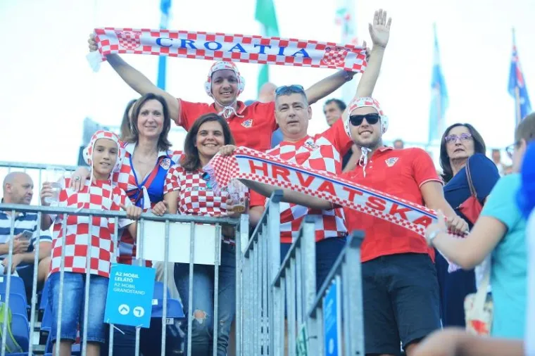 GLASNI SU KAO DESET TISUĆA MAĐARA: Navijači do&scaron;li podržati Barakude u Budimpe&scaron;ti