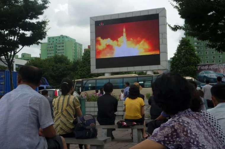 Građani Pyongyanga na javnim su mjestima gledali snimku lansiranja rakete.