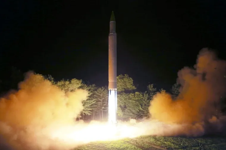Službena sjevernokorejska novinska agencija KCNA potvrdila je u subotu da je lansiranje rakete bilo uspješno te da ga je nadzirao osobno vođa Kim Jong-Un.