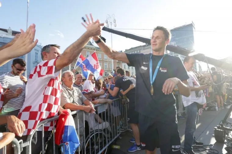 POZDRAV NAJBOLJIMA: Navijači na Trgu dočekali prvake, zajedno proslavili svjetsko zlato