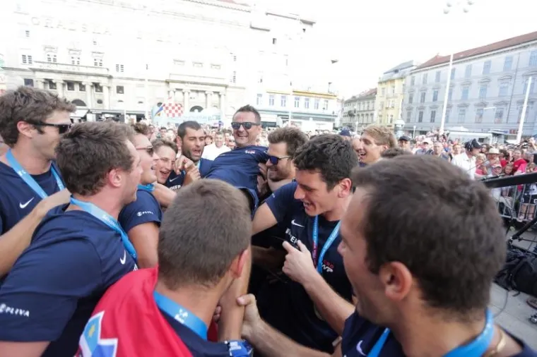 POZDRAV NAJBOLJIMA: Navijači na Trgu dočekali prvake, zajedno proslavili svjetsko zlato