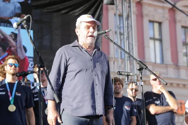 POZDRAV NAJBOLJIMA: Navijači na Trgu dočekali prvake, zajedno proslavili svjetsko zlato