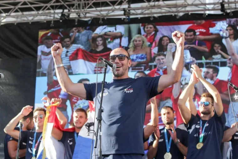 POZDRAV NAJBOLJIMA: Navijači na Trgu dočekali prvake, zajedno proslavili svjetsko zlato