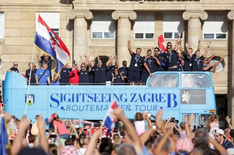 POZDRAV NAJBOLJIMA: Navijači na Trgu dočekali prvake, zajedno proslavili svjetsko zlato