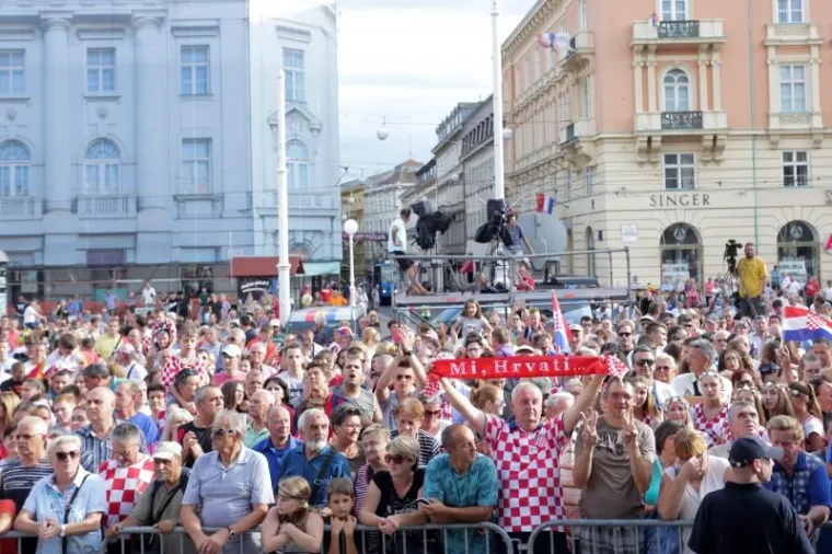 POZDRAV NAJBOLJIMA: Navijači na Trgu dočekali prvake, zajedno proslavili svjetsko zlato