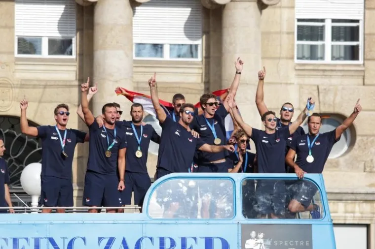 Na Trgu bana Josipa Jelačića organiziran je doček za hrvatske vaterpolo reprezentativce koji su na Svjetskom prvenstvu u Budimpe&scaron;ti osvojili zlatnu medalju pobjediv&scaron;i u finalu Mađarsku. Photo: Luka Stanzl/PIXSELL