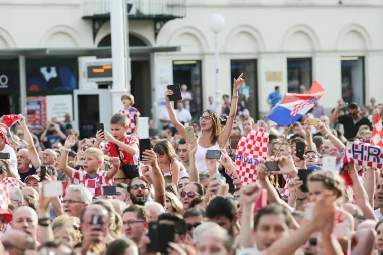 POZDRAV NAJBOLJIMA: Navijači na Trgu dočekali prvake, zajedno proslavili svjetsko zlato