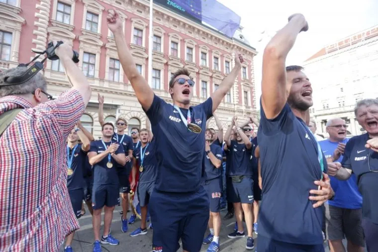 POZDRAV NAJBOLJIMA: Navijači na Trgu dočekali prvake, zajedno proslavili svjetsko zlato