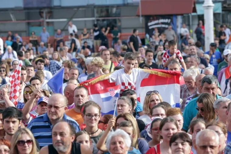 POZDRAV NAJBOLJIMA: Navijači na Trgu dočekali prvake, zajedno proslavili svjetsko zlato