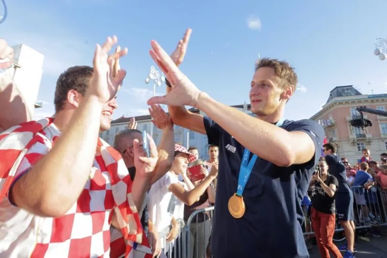 POZDRAV NAJBOLJIMA: Navijači na Trgu dočekali prvake, zajedno proslavili svjetsko zlato