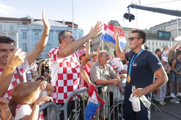 POZDRAV NAJBOLJIMA: Navijači na Trgu dočekali prvake, zajedno proslavili svjetsko zlato