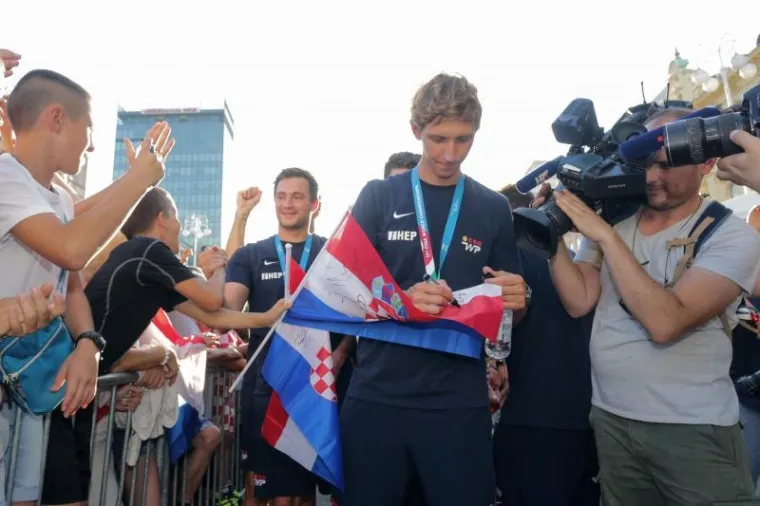 POZDRAV NAJBOLJIMA: Navijači na Trgu dočekali prvake, zajedno proslavili svjetsko zlato