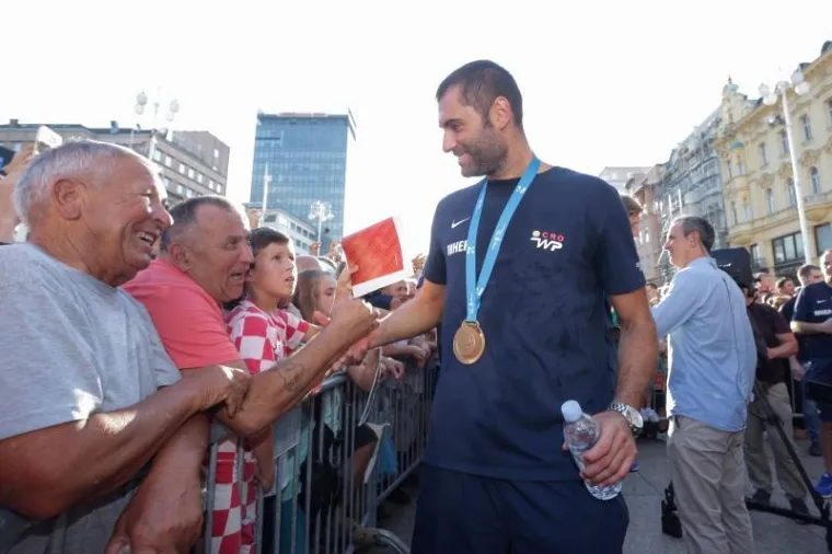 POZDRAV NAJBOLJIMA: Navijači na Trgu dočekali prvake, zajedno proslavili svjetsko zlato