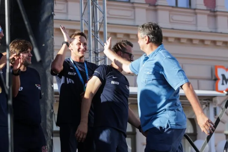 POZDRAV NAJBOLJIMA: Navijači na Trgu dočekali prvake, zajedno proslavili svjetsko zlato