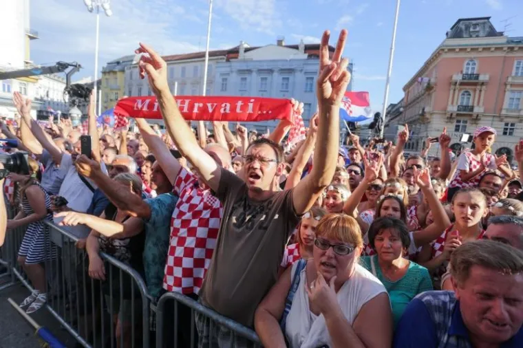 POZDRAV NAJBOLJIMA: Navijači na Trgu dočekali prvake, zajedno proslavili svjetsko zlato